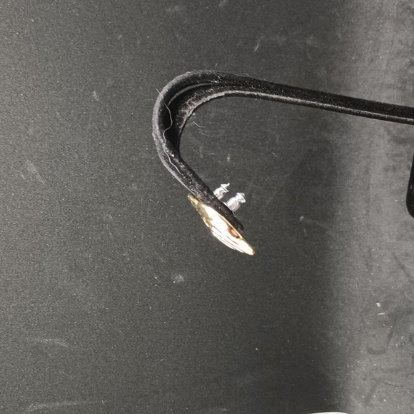 Vintage gold tone swirl stud earrings - Picture 2 of 3